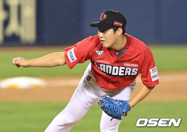 5일 오후 서울 잠실야구장에서 ‘2021 신한은행 SOL KBO리그’ LG 트윈스와 SSG 랜더스의 경기가 열렸다.5회말 SSG 선발 최민준이 힘차게 공을 뿌리고 있다. 2021.10.05  / dreamer@osen.co.kr