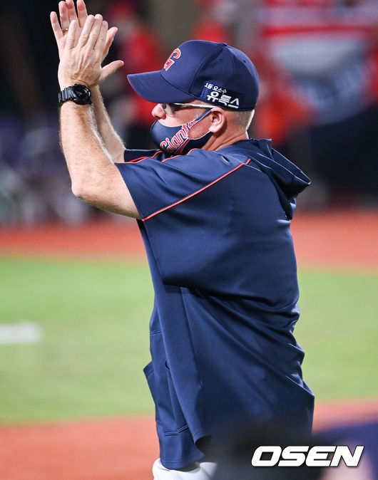 경기종료 후 롯데 서튼 감독이 팬들에게 인사를 하고 있다.  2021.10.05 / soul1014@osen.co.kr