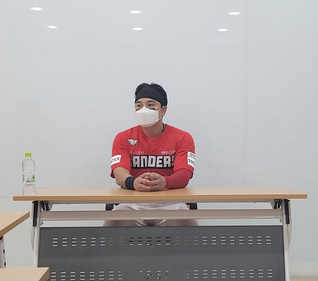 SSG 랜더스 추신수가 5일 잠실구장에서 열린 LG와 경기 후 인터뷰하고 있다. /knightjisu@osen.co.kr