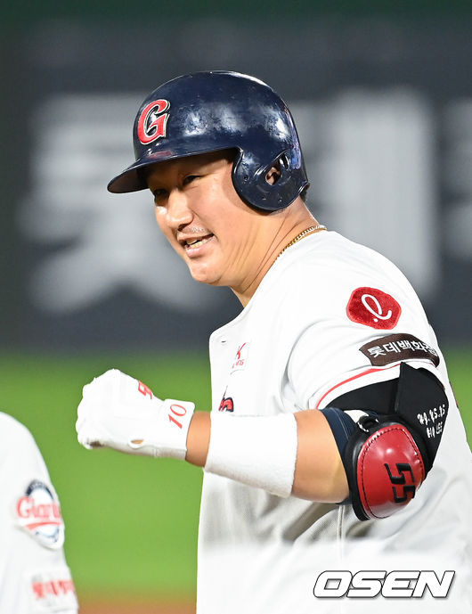 8회말 무사 1루 롯데 이대호가 안타를 날리고 환호하고 있다. 이 안타는 이대호의 한미일 통산 2700안타.  2021.10.05 / soul1014@osen.co.kr