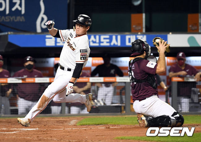 6월8일 대전 키움전에서 6회 한화 1루 주자 이성열(왼쪽)이 상대 유격수 김혜성의 2루 송구 실책 때 홈까지 달려 득점을 올리고 있다. 3루를 지날 때 베이스코치가 멈춤 사인을 내렸지만 이성열은 멈추지 않고 홈까지 파고들었다. /OSEN DB