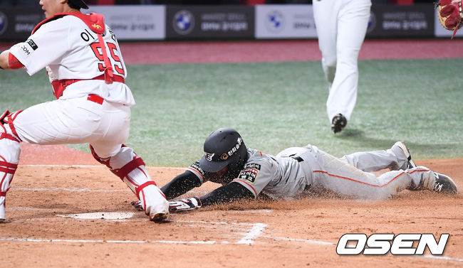4월8일 문학 SSG전에서 4회 한화 3루 주자 김민하가 상대 배터리가 공을 옆으로 흘린 틈을 놓치고 않고 홈을 파고들어 역전 득점을 올리고 있다. /OSEN DB