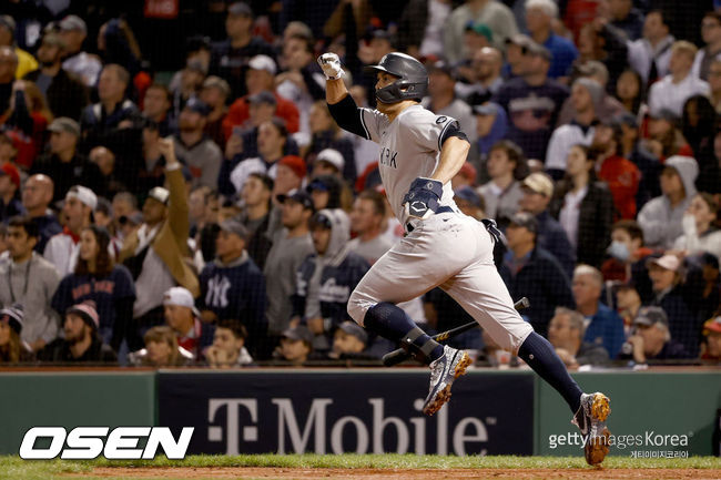 [사진] 6일(한국시간) 보스턴과의 와일드카드 결정전에서 안타를 때려내 뉴욕 양키스 지안카를로 스탠튼ⓒGettyimages(무단전재 및 재배포 금지)