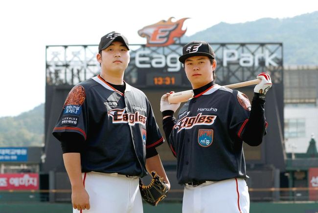 세종 스페셜 유니폼을 착용한 김민우(왼쪽)와 노시환. /한화 이글스 제공