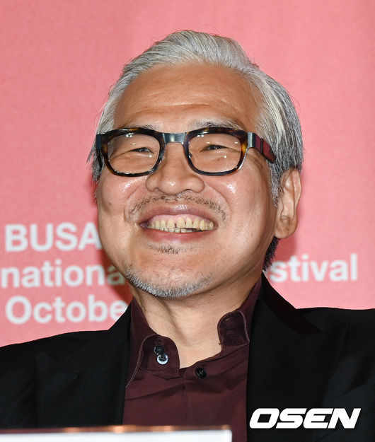 6일 오후 부산 영화의 전당 중극장에서 제26회 부산국제영화제 개막작 '행복의 나라로'(감독 임상수) 공식기자회견이 진행됐다.  영화 '행복의 나라로'는 시간이 없는 탈옥수 ‘203’(최민식)과 돈이 없는 환자 ‘남식’(박해일)이 우연히 거액의 돈을 손에 넣고 인생의 화려한 엔딩을 꿈꾸며 특별한 동행을 하는 유쾌하면서도 서정적인 로드무비다.  임상수 감독이 미소 짓고 있다. 2021.10.06 / soul1014@osen.co.kr
