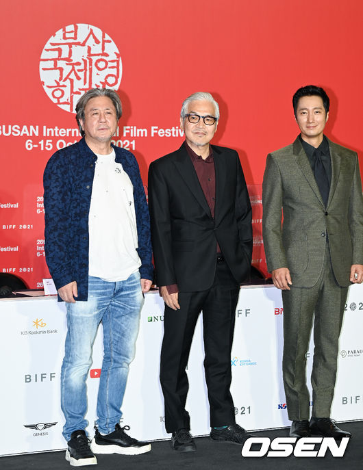 6일 오후 부산 영화의 전당 중극장에서 제26회 부산국제영화제 개막작 '행복의 나라로'(감독 임상수) 공식기자회견이 진행됐다.  영화 '행복의 나라로'는 시간이 없는 탈옥수 ‘203’(최민식)과 돈이 없는 환자 ‘남식’(박해일)이 우연히 거액의 돈을 손에 넣고 인생의 화려한 엔딩을 꿈꾸며 특별한 동행을 하는 유쾌하면서도 서정적인 로드무비다.  임상수 감독과 배우 최민식, 박해일이 포즈를 취하고 있다. 2021.10.06 / soul1014@osen.co.kr