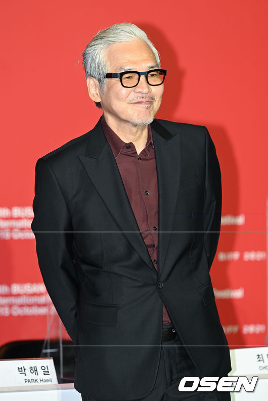 6일 오후 부산 영화의 전당 중극장에서 제26회 부산국제영화제 개막작 '행복의 나라로'(감독 임상수) 공식기자회견이 진행됐다.  영화 '행복의 나라로'는 시간이 없는 탈옥수 ‘203’(최민식)과 돈이 없는 환자 ‘남식’(박해일)이 우연히 거액의 돈을 손에 넣고 인생의 화려한 엔딩을 꿈꾸며 특별한 동행을 하는 유쾌하면서도 서정적인 로드무비다.  임상수 감독이 포즈를 취하고 있다. 2021.10.06 / soul1014@osen.co.kr