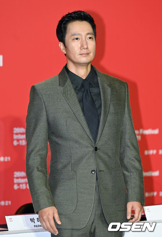 6일 오후 부산 영화의 전당 중극장에서 제26회 부산국제영화제 개막작 '행복의 나라로'(감독 임상수) 공식기자회견이 진행됐다.  영화 '행복의 나라로'는 시간이 없는 탈옥수 ‘203’(최민식)과 돈이 없는 환자 ‘남식’(박해일)이 우연히 거액의 돈을 손에 넣고 인생의 화려한 엔딩을 꿈꾸며 특별한 동행을 하는 유쾌하면서도 서정적인 로드무비다.  박해일이 포즈를 취하고 있다. 2021.10.06 / soul1014@osen.co.kr