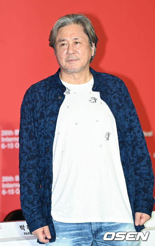 6일 오후 부산 영화의 전당 중극장에서 제26회 부산국제영화제 개막작 '행복의 나라로'(감독 임상수) 공식기자회견이 진행됐다.  영화 '행복의 나라로'는 시간이 없는 탈옥수 ‘203’(최민식)과 돈이 없는 환자 ‘남식’(박해일)이 우연히 거액의 돈을 손에 넣고 인생의 화려한 엔딩을 꿈꾸며 특별한 동행을 하는 유쾌하면서도 서정적인 로드무비다.  최민식이 포즈를 취하고 있다. 2021.10.06 / soul1014@osen.co.kr