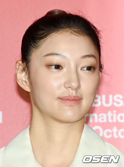6일 오후 부산 영화의 전당 중극장에서 제26회 부산국제영화제 개막작 '행복의 나라로'(감독 임상수) 공식기자회견이 진행됐다.  영화 '행복의 나라로'는 시간이 없는 탈옥수 ‘203’(최민식)과 돈이 없는 환자 ‘남식’(박해일)이 우연히 거액의 돈을 손에 넣고 인생의 화려한 엔딩을 꿈꾸며 특별한 동행을 하는 유쾌하면서도 서정적인 로드무비다.  배우 이엘이 미소 짓고 있다. 2021.10.06 / soul1014@osen.co.kr