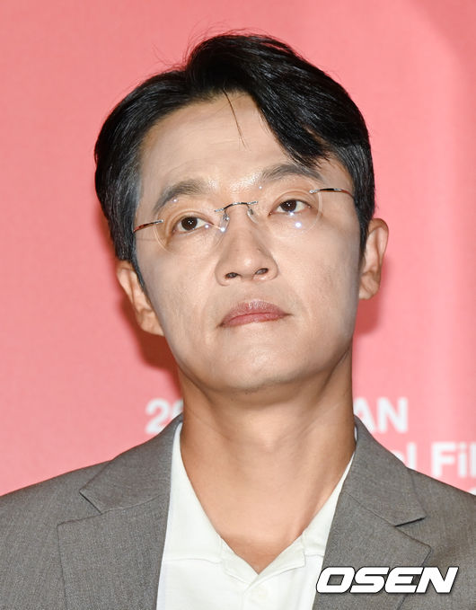 6일 오후 부산 영화의 전당 중극장에서 제26회 부산국제영화제 개막작 '행복의 나라로'(감독 임상수) 공식기자회견이 진행됐다.  영화 '행복의 나라로'는 시간이 없는 탈옥수 ‘203’(최민식)과 돈이 없는 환자 ‘남식’(박해일)이 우연히 거액의 돈을 손에 넣고 인생의 화려한 엔딩을 꿈꾸며 특별한 동행을 하는 유쾌하면서도 서정적인 로드무비다.  조한철이 질문을 듣고 있다. 2021.10.06 / soul1014@osen.co.kr
