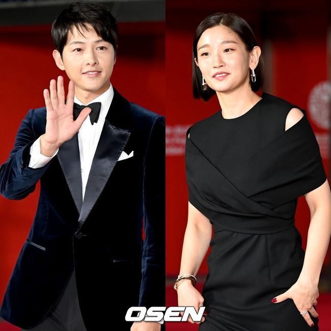 6일 오후 부산 해운대 영화의 전당에서 ‘제26회 부산국제영화제(BIFF)’ 개막식 레드카펫 행사가 열렸다.  배우 송중기와 박소담이 따로 따로 레드카펫을 밟고 있다. 2021.10.06/ksl0919@osen.co.kr