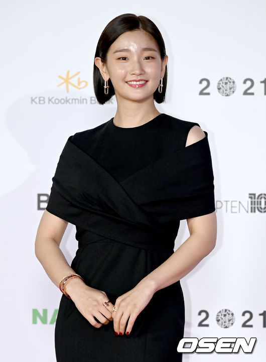 6일 오후 부산 해운대 영화의 전당에서 제26회 부산국제영화제(BIFF) 개막식이 진행됐다.  제26회 부산국제영화제는 6일 개막식을 시작으로 15일까지 10일간 영화의 전당을 포함해 센텀시티 등 부산 내 6개 극장에서 진행된다.  배우 박소담이 레드카펫을 밟고 있다. 2021.10.06 / soul1014@osen.co.kr