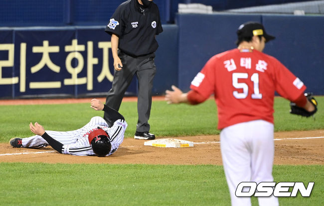 6일 오후 서울 잠실야구장에서 ’2021 신한은행 SOL KBO 리그' LG 트윈스와 SSG 랜더스의 더블헤더 2차전 경기가 열렸다.7회말 2사 1,2루에서 LG 이상호의 내야안타 때 2루주자 오지환이 3루에서 태그아웃 처리되고 아쉬워하고 있다. 2021.10.06 /sunday@osen.co.kr