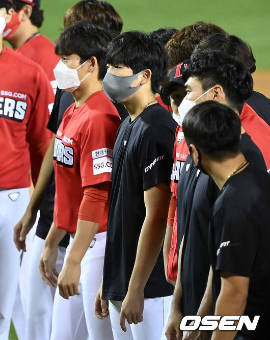 SSG는 6일 잠실구장에서 열린 ‘2021 신한은행 SOL KBO리그’ LG 트윈스와 더블헤더 제2경기에서 11-3 역전승을 거뒀다. 제1경기에서는 1-4로 패했지만, 제2경기에서는 선발 등판한 오원석의 호투와 추신수의 동점타, 김찬형의 역전타로 LG를 제압했다. 8회에는 무려 7득점 빅이닝을 만들었다.경기 종료 후 SSG 오원석이 인사를 하고 있다. 2021.10.06 /sunday@osen.co.kr