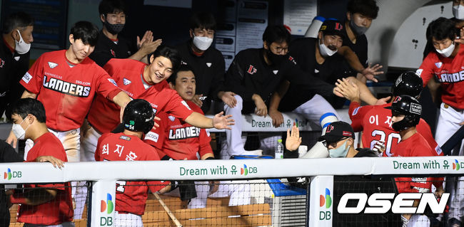 6일 오후 서울 잠실야구장에서 ’2021 신한은행 SOL KBO 리그' LG 트윈스와 SSG 랜더스의 더블헤더 2차전 경기가 열렸다.8회초 2사 1,2루에서 SSG 오태곤의 2타점 적시 2루타 때 홈을 밟은 이재원과 최지훈이 더그아웃에서 동료들의 축하를 받고 있다. 2021.10.06 /sunday@osen.co.kr