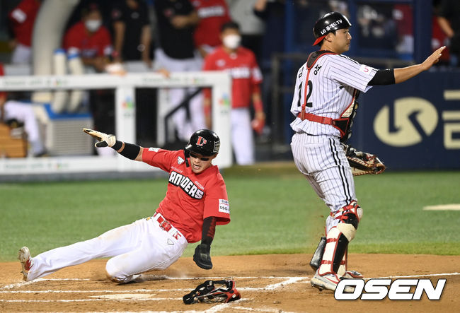 5일 오후 서울 잠실야구장에서 ‘2021 신한은행 SOL KBO리그’ LG 트윈스와 SSG 랜더스의 경기가 열렸다.6회초 1사 2루 상황 SSG 추신수의 달아나는 1타점 적시타 때 주자 최지훈이 홈까지 내달려 슬라이딩 해 세이프되고 있다. 2021.10.05  / dreamer@osen.co.kr