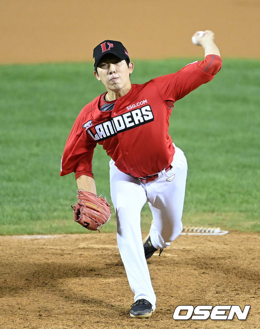 6일 오후 서울 잠실야구장에서 ’2021 신한은행 SOL KBO 리그' LG 트윈스와 SSG 랜더스의 더블헤더 2차전 경기가 열렸다.1회말 무사에서 SSG 선발투수 오원석이 역투하고 있다. 2021.10.06 /sunday@osen.co.kr