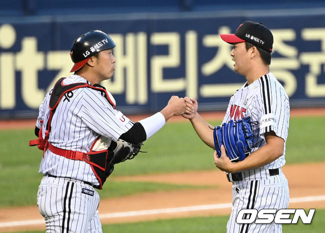 LG는 6일 잠실구장에서 열린 ‘2021 신한은행 SOL KBO리그’ SSG와 더블헤더 제1경기에서 4-1 승리를 거뒀다. 경기 종료 후 LG 포수 이성우와 고우석이 승리의 기쁨을 나누고 있다. 2021.10.06 /sunday@osen.co.kr