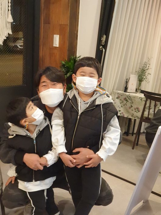 LG 포수 이성우와 두 아들./ LG 트윈스 제공