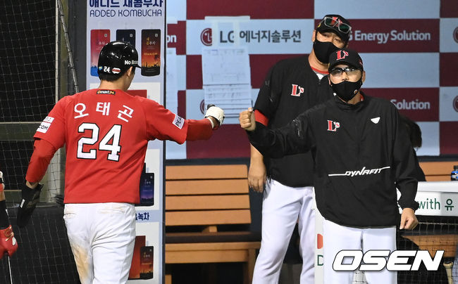 6일 오후 서울 잠실야구장에서 ’2021 신한은행 SOL KBO 리그' LG 트윈스와 SSG 랜더스의 더블헤더 2차전 경기가 열렸다.7회말 무사 1,2루에서 SSG 최주환의 적시타 때 홈을 밟은 오태곤이 더그아웃에서 김원형 감독의 축하를 받고 있다. 2021.10.06 /sunday@osen.co.kr
