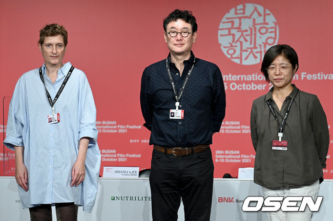 7일 오후 부산 해운대구 KNN 시어터에서 뉴커런츠 심사위원 기자회견이 열렸다.  크리스티나 노르트 베를린국제영화제 포럼 위원장, 장준환 감독, 정재은 감독이 취재진을 향해 포즈를 취하고 있다. 2021.10.07 /ksl0919@osen.co.kr