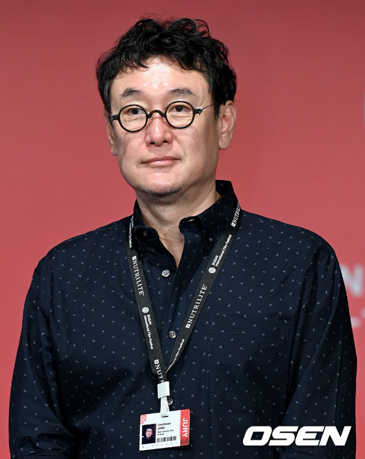 7일 오후 부산 해운대구 KNN 시어터에서 뉴커런츠 심사위원 기자회견이 열렸다.  장준환 감독이 취재진을 향해 포즈를 취하고 있다. 2021.10.07 /ksl0919@osen.co.kr