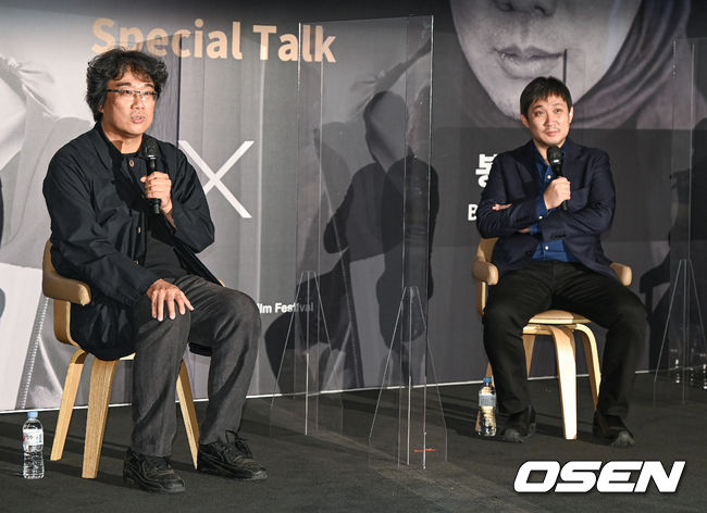 7일 오후 부산 영화의전당 중극장에서 제26회 부산국제영화제 봉준호 감독+하마구치 스페셜 대담이 진행됐다.  봉준호 감독과 하마구치 감독이 이야기를 나누고 있다. 2021.10.07 / soul1014@osen.co.kr