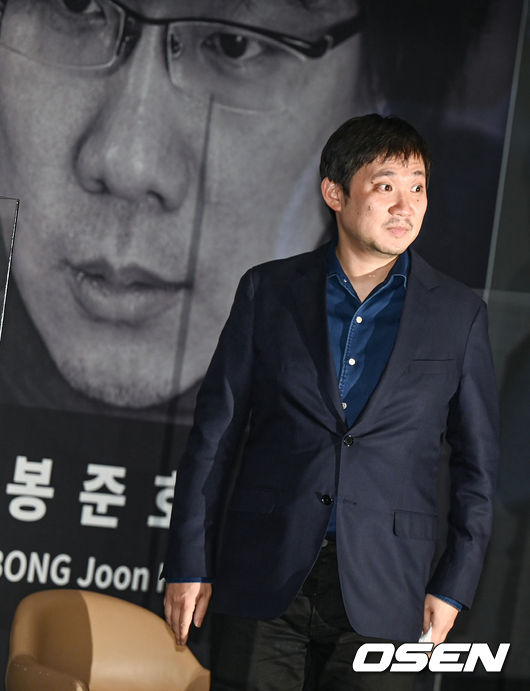 7일 오후 부산 영화의전당 중극장에서 제26회 부산국제영화제 봉준호 감독+하마구치 스페셜 대담이 진행됐다.  하마구치 감독이 입장하고 있다. 2021.10.07 / soul1014@osen.co.kr