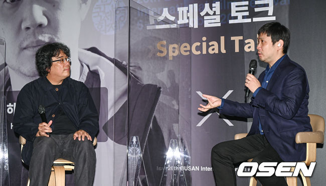 7일 오후 부산 영화의전당 중극장에서 제26회 부산국제영화제 봉준호 감독+하마구치 스페셜 대담이 진행됐다.  하마구치 감독이 입장하고 있다. 2021.10.07 / soul1014@osen.co.kr
