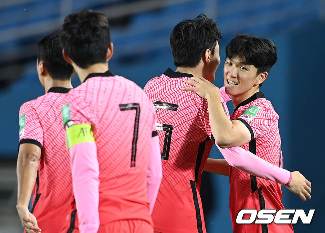 7일 오후 경기도 안산 와~스타디움에서 2022 국제축구연맹(FIFA) 카타르 월드컵 아시아 최종예선 A조 3차전 대한민국과 시리아의 경기가 열렸다.전반 대한민국 황인범이 선제골을 성공시키고 동료들과 환호하고 있다. 2021.10.07 /sunday@osen.co.kr