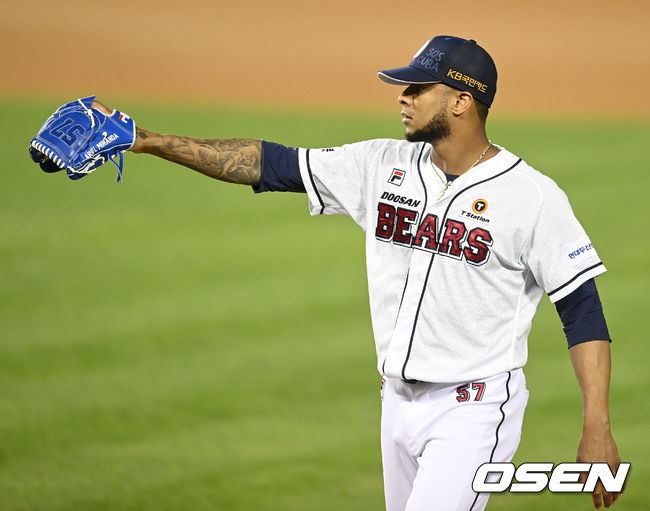 3회초 2사 1, 2루 상황 롯데 손아섭을 내야 땅볼로 이끌며 실점없이 이닝을 마무리지은 두산 선발 미란다가 더그아웃으로 향하며 포수 박세혁에게 인사를 전하고 있다. 2021.10.07  / dreamer@osen.co.kr