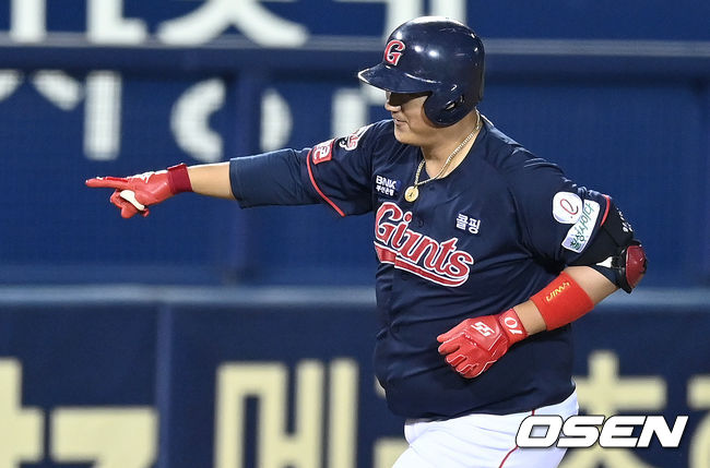 7회초 2사 주자없는 상황 롯데 이대호가 다시 앞서가는 우월 솔로포를 날리고 그라운드를 돌며 기뻐하고 있다. 2021.10.07 / dreamer@osen.co.kr