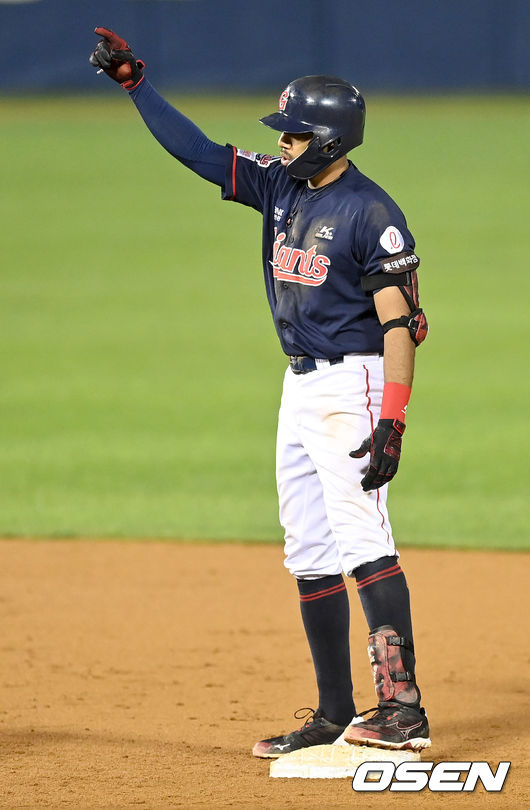 8회초 1사 1, 2루 상황 롯데 마차도가 달아나는 1타점 2루타를 날리고 2루에 안착해 기뻐하고 있다. 2021.10.07 / dreamer@osen.co.kr