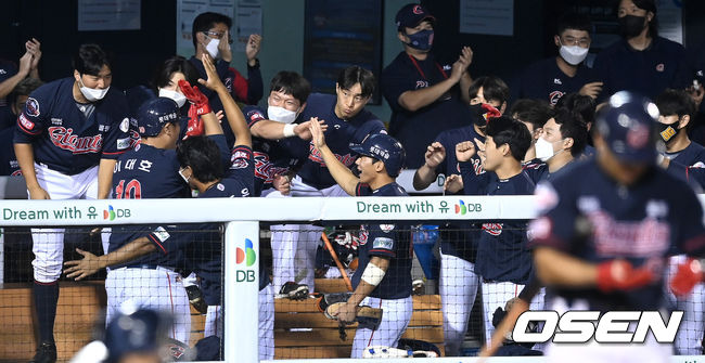 7회초 2사 주자없는 상황 롯데 이대호가 다시 앞서가는 우월 솔로포를 날리고 더그아웃 동료들과 환호하고 있다. 2021.10.07 / dreamer@osen.co.kr