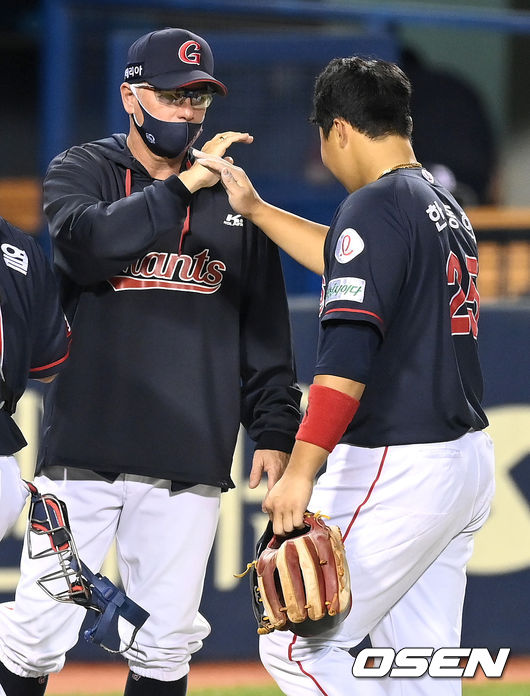 경기를 마치고 승리한 롯데 서튼 감독과 한동희가 인사를 나누고 있다. 2021.10.07 / dreamer@osen.co.kr