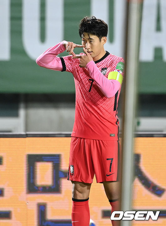 파울루 벤투 감독이 이끄는 축구국가대표팀은 7일 오후 8시 안산 와~스타디움에서 개최된 ‘2022 카타르월드컵 아시아지역 최종예선 A조 3차전’에서 후반 43분 터진 손흥민의 결승골에 힘입어 시리아를 2-1로 제압했다. 2연승의 한국(2승1무, 승점 7점)은 무패행진을 달렸다. 한국은 12일 이란과 원정경기를 앞두고 있다.후반 대한민국 손흥민이 역전골을 성공시키고 환호하고 있다. 2021.10.07 /sunday@osen.co.kr