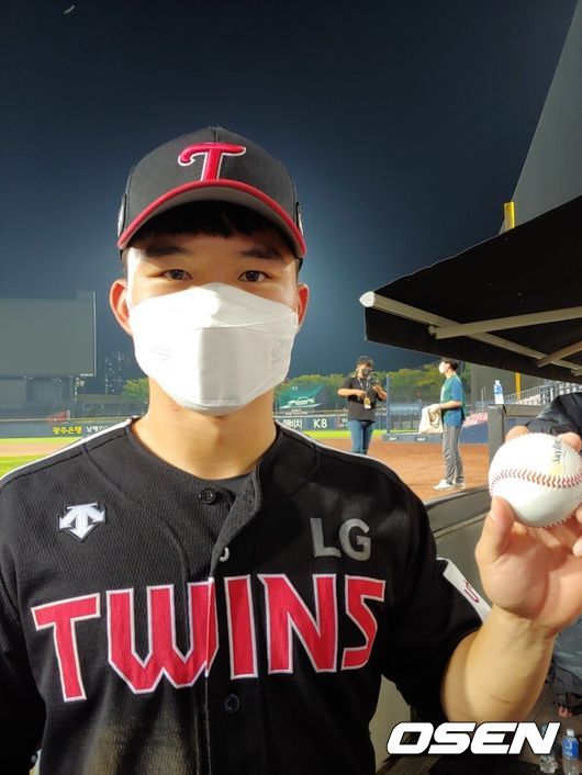 LG 트윈스 외야수 문성주가 첫 홈런 기념구를 들고 있다.