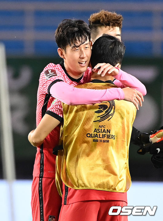 파울루 벤투 감독이 이끄는 축구국가대표팀은 7일 오후 8시 안산 와~스타디움에서 개최된 ‘2022 카타르월드컵 아시아지역 최종예선 A조 3차전’에서 후반 43분 터진 손흥민의 결승골에 힘입어 시리아를 2-1로 제압했다. 2연승의 한국(2승1무, 승점 7점)은 무패행진을 달렸다. 한국은 12일 이란과 원정경기를 앞두고 있다.경기 종료 후 대한민국 손흥민이 동료들과 승리의 기쁨을 나누고 있다. 2021.10.07 /sunday@osen.co.kr