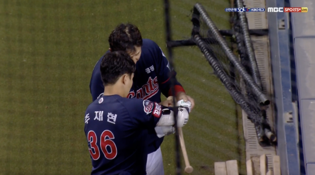 추재현에게 원포인트 레슨을 하고 있는 이대호 /MBC스포츠플러스 중계방송 캡처