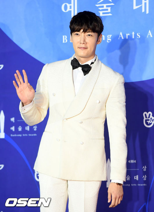 1일 오후 서울 강남구 코엑스에서 ‘2019 제 55회 백상예술대상’ 레드카펫 행사가 진행됐다.<br /><br />배우 최진혁이 레드카펫을 밟고 있다. /rumi@osen.co.kr