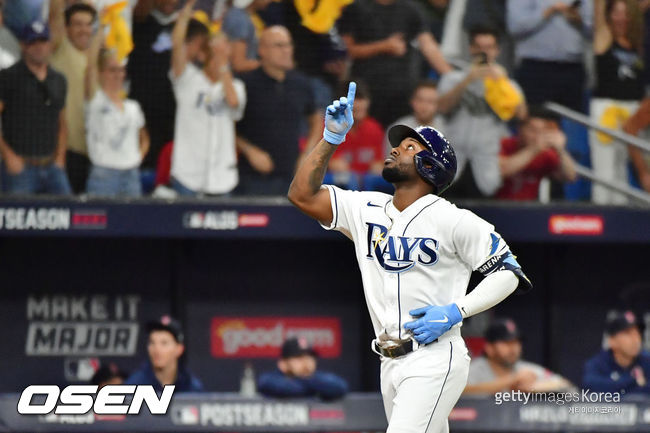 [사진] 메이저리그 포스트시즌 최초로 홈런과 홈스틸에 성공한 랜디 아로자레나 ⓒGettyimages(무단전재 및 재배포 금지)