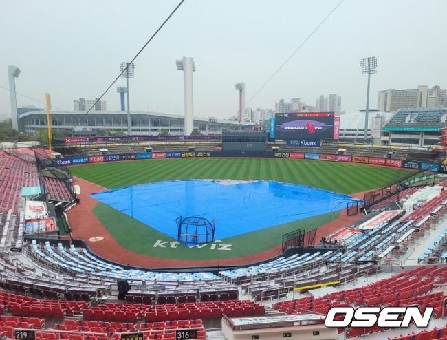 8일 KT와 키움 경기를 앞두고 비가 내리면서 수원 KT위즈파크에 방수포가 깔려 있다. /knightjisu@osen.co.kr