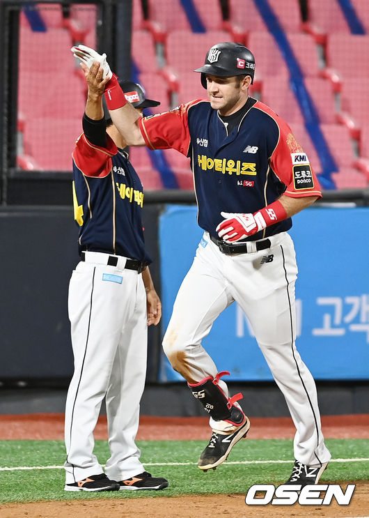 7회말 1사 주자 만루 KT 호잉이 만루 홈런을 날린 후 그라운드를 돌고 있다. 21.10.07/rumi@osen.co.kr