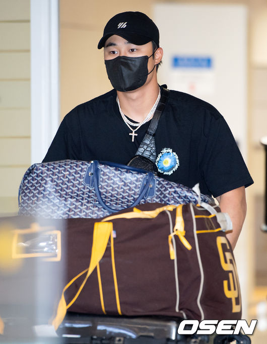 메이저리그 첫 시즌을 마친 김하성(26, 샌디에이고 파드리스)이 8일 인천국제공항을 통해 귀국했다.김하성은 역대 KBO 타자 포스팅 최고액(5년 최대 3,900만 달러)으로 모두의 기대를 받고 샌디에이고 파드리스에 입단했다. 올 시즌 타율 2할2리(267타수 54안타) 8홈런 34타점 27득점 6도루를 기록했다.김하성이 입국장을 나서고 있다. 2021.10.08 /cej@osen.co.kr