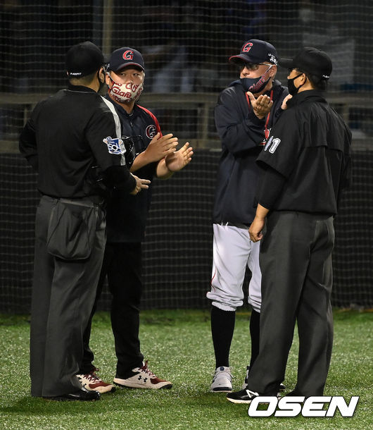 4회말 1사 1,3루에서 두산 안재석의 좌익수 플라이 타구를 롯데 전준우가 슬라이딩 캐치를 시도했지만 볼을 더듬으며 아쉽게 놓쳤다. 플라이 타구로 착각한 두산 1루 주자 박계범이 포스아웃됐지만 타자 안재석이 베이스를 밟지 않았음에도 세이프 판정이 나자 롯데 서튼 감독이 심판진에 항의를 하고 있다. 서튼 감독이 항의가 4심 합의 결과 받아 들여지며 이닝 종료, 2021.10.08 /jpnews@osen.co.kr
