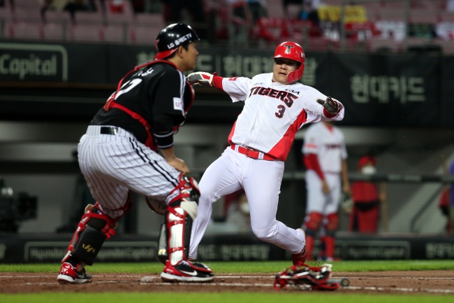 KIA 김선빈이 3회말 터커의 적시타 때 득점에 성공하고 있다./KIA 제공