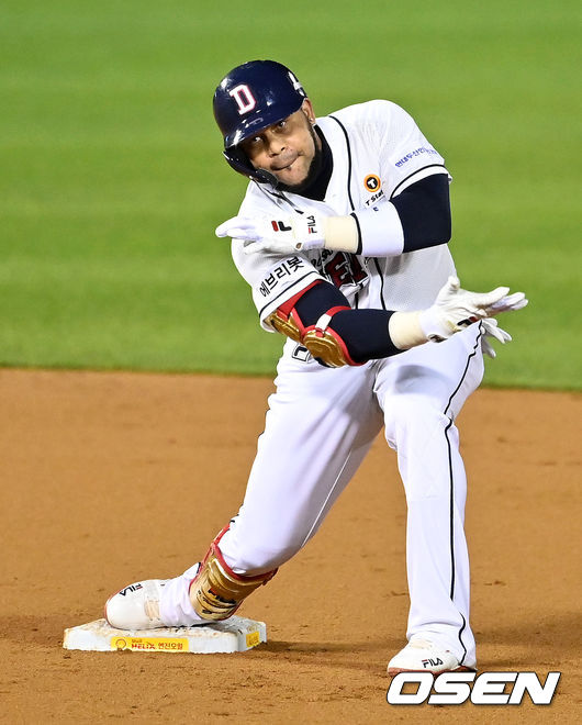 6회말 무사 1,3루에서 두산 페르난데스가 2타점 좌중간 적시 2루타를 날리고 세리머니를 하고 있다. 2021.10.08 /jpnews@osen.co.kr