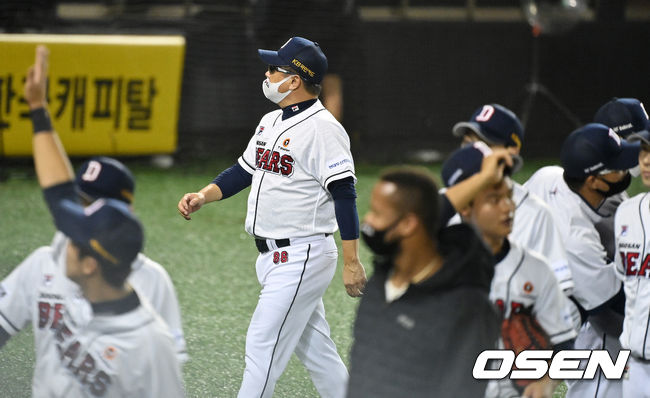 경기를 마치고 두산 김태형 감독과 선수들이 그라운드를 나서고 있다. 2021.10.08 /jpnews@osen.co.kr