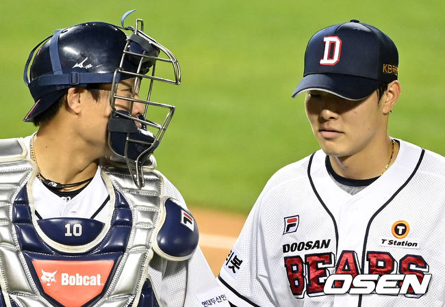 2회초 수비를 마치고 두산 박세혁과 최원준이 이야기를 나누며 더그아웃으로 향하고 있다. 2021.10.08 /jpnews@osen.co.kr